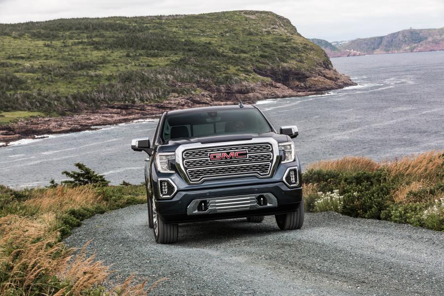 GMC Sierra Denali Crew Cab 2018 года  (фото 33 из 45)